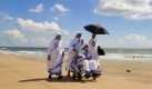 Nach dem Hurrikan Ike erholt sich der Süden der USAinzwischen wieder. Hier zeigen einige Nonnen der Ordensschwester Dorothy den Strand von Galveston, wo der Sturm vor einem Jahr ebenfalls gewütet hatte. Foto: ap/Houston Chronicle