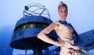 Model Franziska posiert auf dem Alexanderplatz in Berlin Mode aus der Kollektion Generation DNA des Designers Torsten Amft. Die Kollektion des Berliner Modedesigners widmet sich in diesem Jahr den Themen Genmanipulation und Virenforschung. Foto: ddp