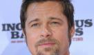 (Neues aus Hollywood) Brad Pitt unter Marc Forsters Regie in Zombiefilm
Vorspann: 	
Text: 	

Los Angeles (dpa) - Eigentlich wollte Brad Pitt mit seiner Firma Plan B den Zombiefilm «World War Z» nur produzieren. Doch nun wird der Hollywoodstar auch die Hauptrolle spielen, berichtet das US-Branchenblatt «Variety». Schon seit längerem steht fest, dass es Bond-Regisseur Marc Forster mit den außerirdischen Bösewichten aufnehmen will. Das Sciene-Fiction-Drama «World War Z» dreht sich um einen Forscher, der die wenigen Überlebenden eines weltweiten Angriffs durch die Monster interviewt. Pitt hatte sich bereits 2006 die Filmrechte für das damals gerade erschienene Buch gesichert. Der Roman stammt von Max Brooks, Autor der Kultsatire «Zombie Survival Guide». Während sein Bestseller von 2003 Überlebensratschläge für eine Zombie-Invasion erteilt, spielt das neue Buch zehn Jahre nach einem Zombie-Krieg. J. Michael Straczynski, der zuletzt das Skript für den Eastwood-Film «Der fremde Sohn» verfasste, wird den Bestseller für die Leinwand adaptieren. Pitt dreht derzeit den Baseball-Streifen «Moneyball», Forster ist noch mit «Machine Gun Preacher» beschäftigt. Foto: dpa