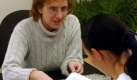 Kerstin Hecht (l) von der privaten Arbeitsvermittlung Profuture GmbH Angermünde (Uckermark) übt mit der 23-jährigen Claudia Bartsch ein Vorstellungsgespräch. Seit fast zwei Jahren besteht der private Arbeitsvermittler und die meisten Kunden sind jünger als 27 Jahre. Für viele Arbeitslose ist der vom Staat gesponsorte Gutschein für eine private Arbeitsvermittlung ein Strohhalm in der Not: In Berlin und Brandenburg haben seit April vorigen Jahres 17.700 Arbeitslose einen Gutschein bekommen. 1.360 dieser Papiere sind bislang eingelöst worden - und führten damit zu einem Job. In der Uckermark ist jeder Fünfte ohne Arbeit.
 Foto: dpa