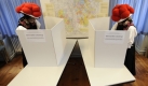 Bundestagswahl in Deutschland:In Hornberg-Reichenbach imSchwarzwald wählen Gerlinde Moser und Manuela Haas in einer typischenTracht.  Foto: ap