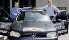 Vom schlichten blauen Golf zum «Pope Benedict mobile». Das Unternehmen Golden Palace.com, dessen Geschäftsführer Richard Rowe hier den Schlüssel entgegennimmt, vermarktet den alten Golf des Papstes vortrefflich. Versteigerer Benjamin Halbe hat seinen Gewinn zum Großteil angelegt, ein bisschen was gestiftet und seine Freunde zum Grillen eingeladen. Foto: ddp