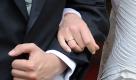 Die Hochzeitsmode für Ihn ist 2012 gewagter denn je. Mann kann endlich Farbe bekennen. Foto: dpa