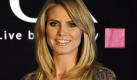 Heidi Klum lehnt Schönheitsoperationen oder Botox-Behandlungen für sich ab. Ich bin ein riesengroßer Angsthase bei solchen Sachen, sagte Klum in München, wo sie sich als neues Gesicht einer Kosmetikfirma vorstellte. Mit meinen 37 Jahren habe ich noch nie etwas machen lassen, das ist nicht mein Ding, betonte die Mutter von vier Kindern. Ich werde auch gerne älter und habe keine Probleme mit kleinen Fältchen. Sie glaube auch nicht daran, dass sie ihrem jugendlichen Aussehen in Zukunft mit der Spritze oder Schere nachhelfen werde. (dpa) Foto: dpa
