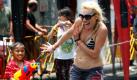 Wer dieser Tage als Tourist in Bangkok unterwegs ist, muss sich auf eine feuchte Dusche einstellen. Die Thais feiern momentan das dreitägige Fest Songkran, das traditionell das neue Jahr einleitet. Dabei versprühen die Einheimischen Wasser und benetzen ihre Gesichter mit Puder, um sich symbolisch von den Rückständen des alten Jahres zu reinigen.  Foto: dpa