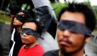 Familienmitglieder von Aktivisten und Opfern, die während des Sudharto-Regimes 1997 von Spezialkräften der indonesischen Armee entführt wurden, protestieren in Jakarta mit verbundenen Augen vor der US-Botschaft. Dutzende Menschen demonstrierten damit gegen die Entscheidung der amerikanischen Regierung, die militärische Zusammenarbeit mit indonesischen Spezialkräften trotz Menschenrechtsverletzungen wieder aufzunehmen. Foto: ap