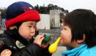 Kinder spielen in einem Notlager in der von Erdbeben und Tsunami zerstörten Stadt Minamisanriku im Norden Japans mit Luftballons. Foto: dapd