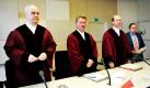 Die Richter des 3. Senats des Bundessozialgerichts, (l-r) Andreas Schriever, Ulrich Hambüchen (Vorsitz), Bernd Schütze und Axel Busch (ehrenamtlich), treten am Donnerstag (25.06.2009) in Kassel zur Urteilsverkündung zusammen. Ein 64-Jähriger aus Erlangen hatte gegen die Praxisgebühr geklagt, die seiner Auffassung nach ein unzulässiges «Sonderopfer» ist und gegen das Grundgesetz verstößt. Die bei jedem ersten Arztbesuch von gesetzlich Versicherten zu zahlenden zehn Euro pro Quartal seien mit dem Gleichheitsgrundsatz der Verfassung vereinbar, urteilten die höchsten Sozialrichter Deutschlands. Foto: Uwe Zucchi dpa/lhe +++(c) dpa - Bildfunk+++  Foto: dpa