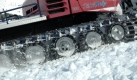 Dass dieser gewaltige Masse nicht im Tiefschnee versinkt, verdankt sie en Ketten:Die 1,5 Meter breiten Bnder verteilen den Druck so groflchig, dass pro Quadratzentimeter nur das Gewicht eines Hhnereis auf dem Schnee lastet. Foto: news.de