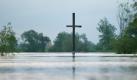 Ein großes Holzkreuz markiert die Mündung der Neiße in die Oder im brandenburgischen Ratzdorf (Oder-Spree). Das Kreuz steht normalerweise an Land. Jetzt ragt es aus dem Hochwasser. Foto: dpa