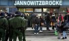 Polizisten stehen am Samstag (26.11.11) in Berlin vor dem S-Bahnhof Jannowitzbrücke bei einer Demonstration gegen Rechtsradikalismus, nachdem sie einen Demonstranten festgenommen hatten. Die Demonstration gegen Rechtsextremismus ist am Samstag nach Ausschreitungen vom Veranstalter vorzeitig beendet worden. Foto: dapd