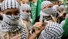 Palästinensische Kinder mit palästinensischen Schals halten Steine, wie sie an einem Sit-in veranstaltet von Erwachsenen nach dem Freitagsgebet in Beirut, Libanon, 09. Oktober 2009. Palästinenser verurteilt die jüngsten Zusammenstöße zwischen der israelischen und der palästinensischen Polizei Demonstranten rund um Al-Aksa-Moschee. EPA / NABIL Mounzer + + + (c) dpa - Bildfunk + + + Foto: dpa