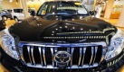 Lights are reflected on the bonnet of a Toyota 'Land Cruiser Prado' on display at a showroom in Tokyo, Japan, 05 November 2009. Toyota Motor Corp. said it narrowed its group net loss thanks to growing sales of eco-friendly and other vehicles boosted by government stimulus measures worldwide. The smaller loss is also due to cost reductions measures. EPA/FRANCK ROBICHON +++(c) dpa - Bildfunk+++  Foto: dpa