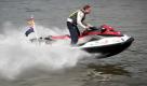 Der Pilot Jeremy Burfoot aus Neuseeland fährt am Montag (03.08.2010) mit seinem Jet-Ski in Frankfurt auf dem Main entlang. Krebs ist heilbar - darauf will Burfoot aufmerksam machen. Er ist derzeit mit einem Jet-Ski von London nach Sydney unterwegs. Auf seiner 31 000 Kilometer langen Reise machte er auch Zwischenstation in der Kinderkrebsstation in Frankfurt. Foto: Fredrik von Erichsen dpa/lhe +++(c) dpa - Bildfunk+++ Foto: dpa