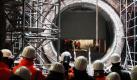 Mitarbeiter der Hamburger Hochbahn AG und Journalisten stehen in Hamburg vor einem Tunnel, der in den U-Bahnhof Jungfernstieg der geplanten Line U4 führt. In den letzten acht Wochen wurden die Vorbereitungen zum Durchbruch vom Zielschacht des Tunnelbohrers V.E.R.A. zur bestehenden Haltestelle Jungfernstieg getroffen, am Mittag wurde der letzte Schritt mit der symbolischen Öffnung des Jungfernstieg-Wehrtores vollzogen. Im Herbst 2012 soll dann alles fertig sein. Foto: dpa