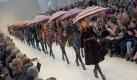 Ochsenblut heißt die Farbe der Saison, die die Modelinie Burberry Prorsum in ihrer Präsentation aufgriff. Sie ließ es beim Finale schneien und schickte ihre Models mit Regenschirmen auf den Laufsteg. Und passend zur Jahreszeit durften sie auch dicke Mäntel tragen. Foto: dapd
