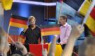 Auch das runde Leder schreckt ihn nicht. Gemeinsam mit dem Fußballtrainer Jürgen Klopp zog Jauch im Sommer 2010 quer durch Deutschland, um für RTL die Übertragungen zu moderieren. Foto: news.de