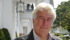 Der Bestsellerautor Ken Follett (Die Säulen der Erde) würde gern Hamlet inszenieren. Ich glaube, ich wäre ein guter Regisseur, sagte der 61-jährige Follett dem Zeit-Magazin. Er habe eine klare Vorstellung davon, wie der Text vorgetragen werden sollte: nämlich wie in einer alltäglichen Unterhaltung. Er sei gegen den staatstragenden Shakespeare-Tonfall, den viele Schauspieler sofort anschlügen: Ich muss das Publikum nicht daran erinnern, dass es sich um Lyrik handelt, der Text soll den Menschen einfach den Rücken hinaufkriechen.  Foto: dpa/dapd