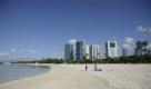 Japanische Touristen genießen den Strand in Honolulu auf Hawaii. Am Samstagabend gilt für die Inselgruppe im Pazifik eine Tsunamiwarnung. Foto: ap