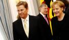 Auch Bundeskanzlerin Angela Merkel (CDU) und Außenminister Guido Westerwelle (FDP) ließen sich beim Neujahrsempfang des Bundespräsidenten Horst Köhler blicken. Köhler empfing im Berliner Schloss Bellevue 63 verdiente Bürger. Foto: dpa