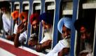 Sikh-Pilger schauen aus einem Zugwaggon im indischen Amritsar. Der Zug bringt die Pilger nach Lahore in Pakistan, wo sie dem Martyrium des Sikh-Gurus Arjun Dev gedenken, der 1606 wegen seines großen religiösen Einflusses zu Tode gefoltert wurde. Foto: ap