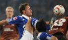 Mit viel Leidenschaft kam Schalke zum Sieg am Freitagabend, hier demonstriert von Benedikt Höwedes (links), der gegen Deniz Naki klärt. Foto: dpa