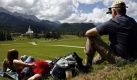 Gerade Anfänger sollten sich beim Wandern nicht verausgaben und zwischendurch immer mal wieder eine Rast einlegen. Außerdem:Wandern macht hungrig. Also genügend Proviant einpacken: Stullen, Obst und Gemüse sind erfrischend für unterwegs. Foto: ddp