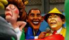 Die amerikanisch-chinesische Beziehung wird in Köln als Wagen für den kommenden  Rosenmontagsumzug dargestellt. Die Figuren zeigen US-Präsident Barack Obama und den chinesischen Ministerpräsidenten Hu Jintao gemeinsam im Bett sitzend.  Foto: ap