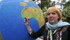 Die Vorsitzende von Bündnis 90/ Die Grünen, Claudia Roth posiert im Rahmen der Konferenz Von Bonn nach Cancun: Die Rolle der EU in den internationalen Klimaverhandlungen neben dem Modell einer Weltkugel. Von Sonntag bis Dienstag treffen sich Vertreter aus 45 Staaten auf dem Bonner Petersberg, um gemeinsam nach Auswegen aus der Erderwärmung zu suchen. Foto: ddp