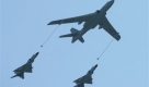 Chinese People's Liberation Army air force fighter jets and a refueling tanker fly over Beijing's central business district during a rehearsal for the country's upcoming 60th National Day celebration, in China, Monday, Sept. 21, 2009. China's 60th anniversary celebration, to be held on Oct. 1 in Tiananmen Square in central Beijing, will begin with a keynote address from President Hu Jintao followed by a military parade and performances involving 200,000 people, 60 floats, and fireworks. (AP Photo/Ng Han Guan) Foto: ap
