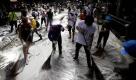 Schulkinder müssen in Bangkok die Straßen schrubben, um die Spuren des blutigen Aufeinandertreffens von Armee und Oppositionellen zu beseitigen. Foto: ap