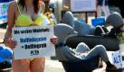 Publikumswirksamer Protest bedient sich oft nackter Haut, dann ist die Aufmerksamkeit gleich doppelt so groß. Die Tierschutzorganisation Peta ist Vorreiter dafür. Peta- Aktivisten protestierten heute, unter anderem auch halbnackt, vor dem Nürnberger Zoo gegen die Delfinhaltung im Tiergarten der Stadt. Heute wurde die Deflinlagune eröffnet. Foto: dapd