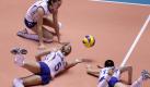 Gleich drei russische Volleyballerinnen versuchen im WM-Finale einen Punkt des Gegners Brasilien verhindern. AmEnde behielten Russlands Volleyball-Frauen dennoch die Oberhand. In der Neuauflage des Finales von 2006 rangen sie in Tokio Olympiasieger Brasilien mit 3:2 (21:25, 25:17, 20:25, 25:14, 15:11) nieder. Foto: dpa
