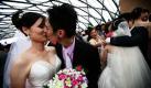 Ganze einhundertdreiundsechzig Verliebte wurden auf einer Massenhochzeit in Taipei in Taiwan um neun nach neun fürs Leben verbunden. Das beliebte Heiratsdatum ist nicht nur leicht zu merken, sondern hat einen politischen Hintergrund: Der heutige Donnerstag ist der neunte Tag des neunten Monats im neunundneunzigsten Jahr seit Gründung der Republik. Ein romantischer Gedanke darf aber nicht fehlen: Die Neun steht im Chinesischen für Langlebigkeit. Foto: ap