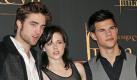 Die drei Twilight Stars haben sich die Hände schmutzig gemacht. Kristen Stewart, Taylor Lautner und Robert Pattinson durften am Donnerstag ihre Hand- und Fußabdrücke und ihre Unterschriften im Beton vor dem legendären Grauman's Chinese Theatre in Hollywood hinterlassen. Damit reihen sie sich ein in die Riege der großen Stars von Charlie Chaplin über Marilyn Monroe bis Johnny Depp. Foto: dpa