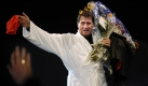 Der österreichische Schlagersänger und Komponist Udo Jürgens steht zum Ende seines Konzerts in der O2 World in Berlin im Bademantel auf der Bühne (Archivfoto vom 23.01.2009). Der Österreicher, einer der größten Stars im deutschsprachigen Raum, ist ein Konsens-Künstler. Selbst wer seine Musik nicht mag, hat Respekt vor seinem Können und seinem Lebenswerk. Um die 100 Millionen Platten hat er verkauft, 900 Lieder komponiert und gesungen. Am 30. September 2009 wird Jürgens 75 Jahre alt.
 Foto: dpa