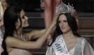 Krönlein, Krönlein, du musst wandern... Die bisherige Miss Russland, Sofya Rudyeva, reicht den Titel und die Krone an ihre Nachfolgerin, die 18-jährige Irina Antonenko, weiter. Foto: ap