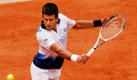 Der Serbe Novak Djokovic schlägt den Ball zurück an Robby Ginepri aus den USA. Bei der vierten Runde der French Open in Paris setzte sich Djokovic mit 6:4, 2:6 und 6:1 durch. Foto: ap