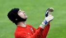 Peter Cech vom FC Chelsea spielt deshalb seit einer schweren Kopfverletzung nur noch mit Helm. Der Kopfschutz ist längst zu einem Markenzeichen für den tschechischen Torhüter geworden. Foto: dpa