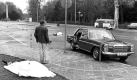 Der Tatort mit den Leichen von Siegfried Buback (v. li) und seines Fahrers sowie der Dienstwagen Bubacks am 7. April 1977. Foto: dpa