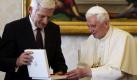 Papst Benedikt XVI  tauscht während einer Audienz mit dem Präsidenten des Europäischen Parlaments Jerzy Buzek in seinen Räumlichkeiten im Vatikan Mitbringsel aus.  Foto: dpa