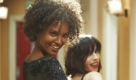Marilyn (Sally Hawkins) bringt Waris (Liya Kebede) den richtigen Gang für den Catwalk bei. Foto: Majestic Film Verleih/Walter Wehner
