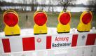 Absperrungen mit dem Hinweis auf steigende Pegel stehen am Rhein in Köln-Rodenkirchen. Zum Wochenende wird in der rheinländischen Großstadt durch Schneeschmelze und Regen Hochwasser erwartet.  Foto: dpa