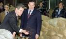 Der Bundesbeauftragte für Stasi-Unterlagen, Joachim Gauck (l), zeigt Bundeskanzler Gerhard Schröder am Montag (17.01.2000) in der ehemaligen Stasi-Zentrale in Berlin zerschnittene Tonbänder und zerrissene Papiere, die in nummerierten Säcken im sogenannten Kupferkessel lagern. Der Bundeskanzler informierte sich während eines Rundganges durch die Räume des Zentralarchives des damaligen Sicherheitsdienstes der DDR, über die Arbeit der Mitarbeiter zur Aufarbeitung von halb vernichtetem Aktenmaterial. dpa/lbn (Digitale Fotografie) 
 Foto: dpa