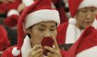 Frauen einer Wohltätigkeitsorganisation aus Südkorea haben sich als Weihnachtsmänner zurecht gemacht. Foto: ap