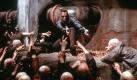 Vampirjäger Blade (Wesley Snipes) hält im neuen Kinofilm 'Blade 2' mit seinen Waffen gleich mehrere Blutsauger in Schach (Szenenfoto). Im Nachfolgefilm des gleichnamigen Streifens ist Blade diesmal in Prag unterwegs. Gemeinsam mit einem Team von spezialisierten Elitevampiren will er die Reapers zur Strecke bringen: eine Vampirmutation, die sich nicht nur über Menschen hermacht, sondern auch über ihresgleichen. Gespickt mit unzähligen Spezialeffekten und einem fetzigen Soundtrack wurde der Film in den USA zum Blockbuster. Starttermin des Action-Streifens von Guillermo Del Torro in deutschen Kinos: 02.05.2002. dpa (zu dpa-Kinostarts vom 28.04.2002)
 Foto: dpa