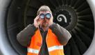 Vogelbeobachtung: Mit Fernglas und Warnweste hält der 'Bird Controller' am Kölner Flughafen Ausschau nach Vögeln. Damit Vögel und Flugzeuge nicht kollidieren, hat jeder deutsche Flughafen spezielle Mitarbeiter. Foto: Oliver Berg Foto: dpa