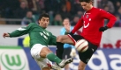 Wenn Dortmund und Schalke aufeinandertreffen, findet zeitgleich auch das Niedersachsen-Derby zwischen Hannover 96 und dem VfL Wolfsburg statt. Thomas Brdaric, hier im roten Trikot von Hannover in einem früheren Derby, brachte das Kunststück fertig, erst von Hannover nach Wolfsburg zu wechseln, um nach einem Jahr zu 96 zurückzukehren. Foto: dpa