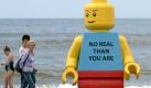 Diese zweieinhalbMeter große Lego-Figur sorgte imSommer 2007 für einige Verwirrung im niederländischen Zandvoort.Die Figur war über Nacht dort aufgetaucht und niemand wusste etwas über ihre Herkunft. Das Legoland in Dänemarkt vermisste sie jedenfalls nicht. Foto: dpa