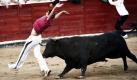 Das traditionelle Stierrennen in Madrid ist nach dem San Fermin-Fest in Nordspanien das größte seiner Art. Aber auch beim sogenannten «kleinen Pamplona» wurden sieben Menschen verletzt, einer musste mit schweren Verletzungen ins Krankenhaus gebracht werden. Foto: dpa